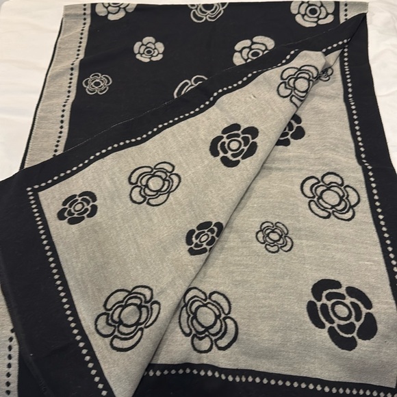 # 207 CAMILLA SCARF - Picture 2 of 2